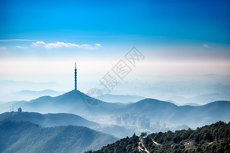 云雾笼罩的山脉背景图片