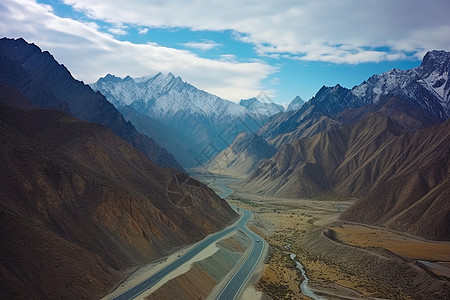 唯美的山脉和公路图片