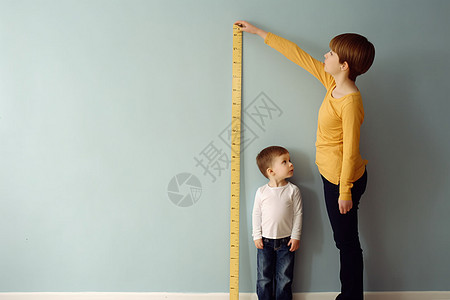孩子长大了测量身高的孩子背景
