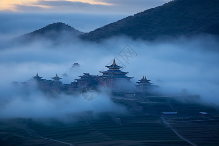 雾中有山背景图片