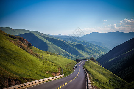 蜿蜒盘旋的盘山公路图片