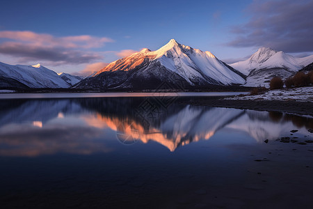 雪山和湖水图片