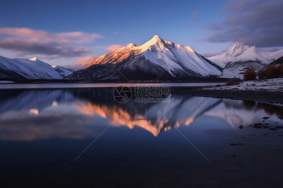 雪山和湖水图片