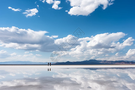 蓝天湖泊风景图片