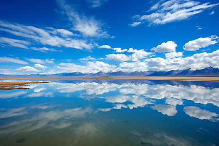 天空之境的湖泊美景背景图片