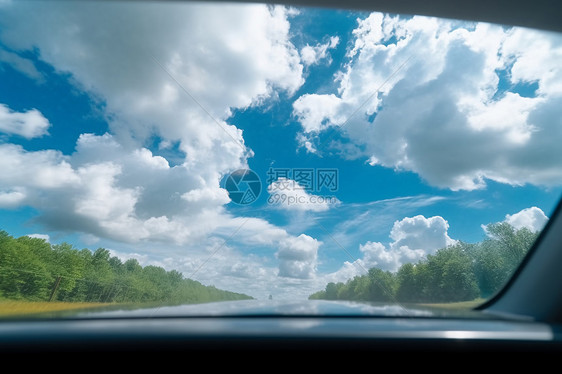 汽车挡风玻璃外的天空图片