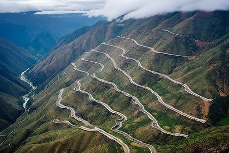 远处蜿蜒的山路图片