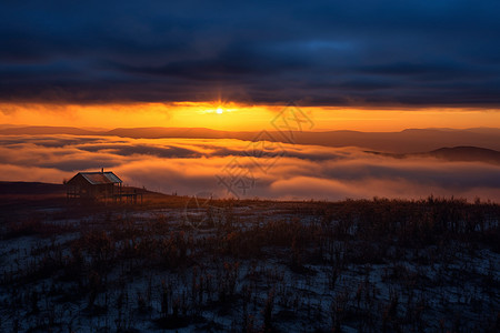 落日下的云海远景图片