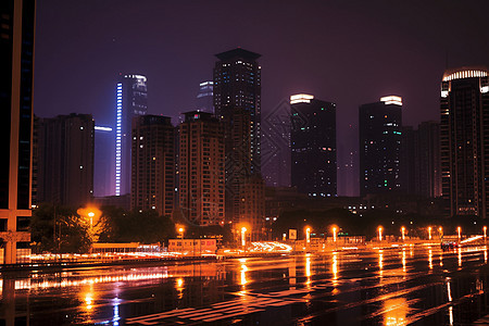 夜晚城市的马路图片