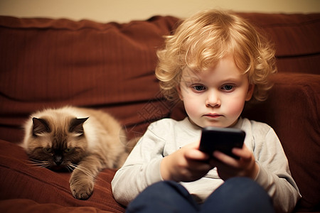 小孩和猫猫咪陪小男孩躺在沙发玩游戏背景