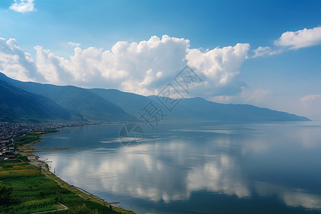 天空下美丽的洱海图片