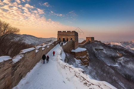 积雪的宏伟古城墙建筑图片