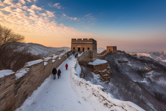 积雪的宏伟古城墙建筑图片