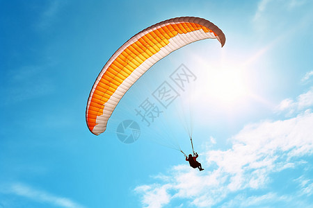 滑翔伞飞过天空图片