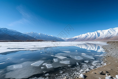 冰雪消融的湖泊图片