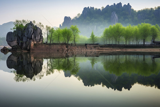 湖泊绿树远山风景图片