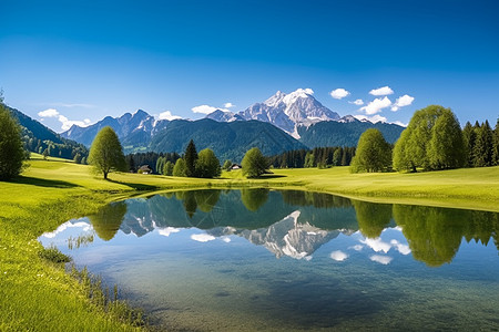 湖边连绵的山脉和草地背景图片