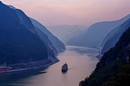 长江上的船和两岸的风景图片