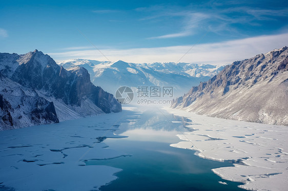 冬天的雪山和河川图片