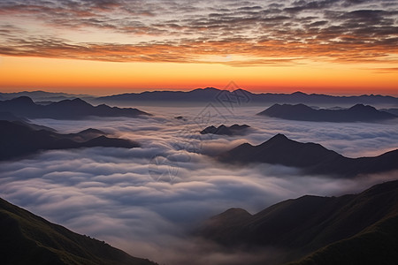 云海里的山顶风景图片