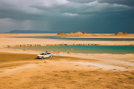 自驾游汽车与干旱的湖泊图片