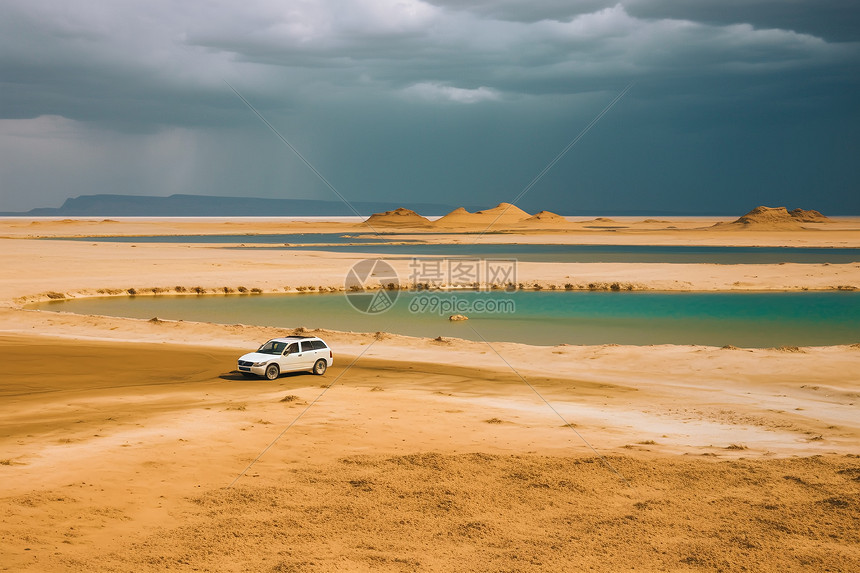 自驾游汽车与干旱的湖泊图片