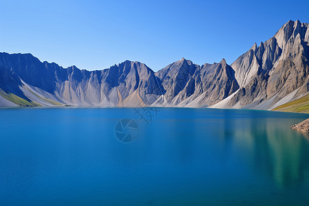 湖泊远山背景图片