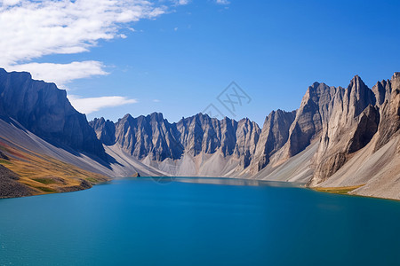 连绵山脉围绕的湖泊背景图片