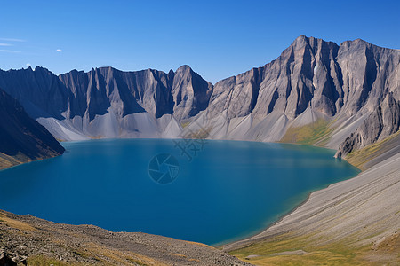 蓝天下的湖光山色图片