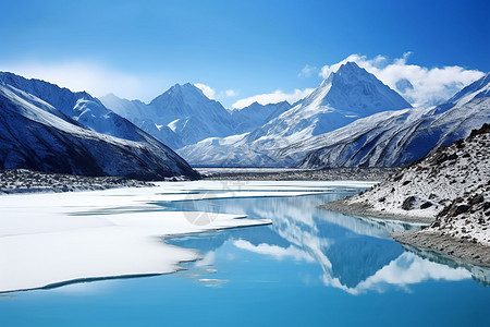 雪山与湖泊图片