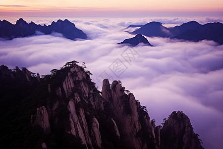 气势磅礴的山峰背景图片