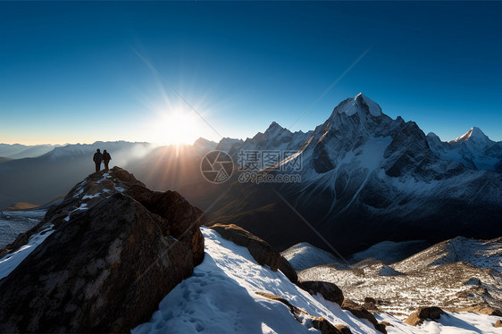 登山者站在雪山上看日出图片