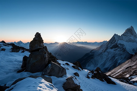 日出时雪山的景观图片