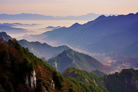 山峰之间的乡村图片