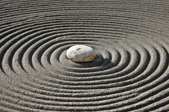 禅宗花园的石头图片