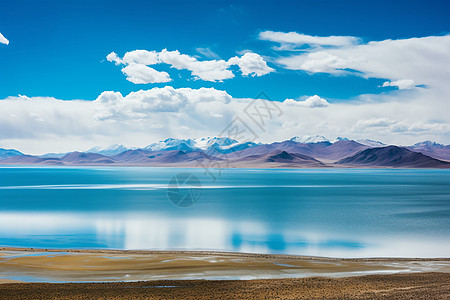 蓝天下的湖水蓝天下美丽的湖泊背景