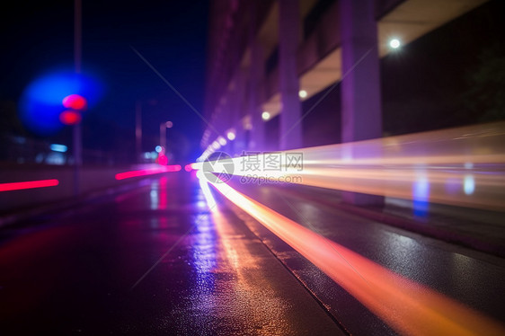 夜间道路上灯光模糊图片