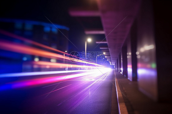 夜间繁华的道路上图片