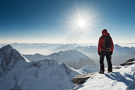 眺望雪山的攀登者图片