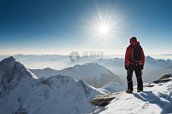 眺望雪山的攀登者图片