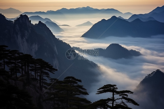 山峰云海图片