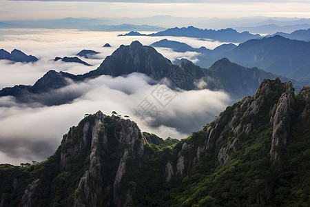 被云雾缭绕的高山图片