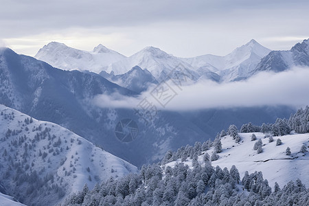 冬日里的雪山图片