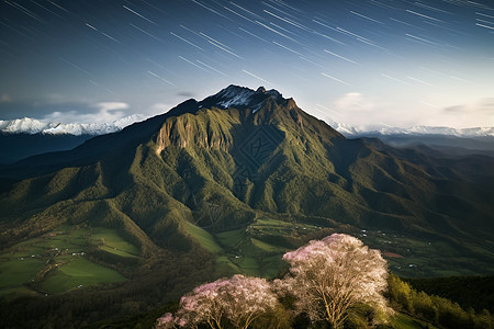 春天绿色的山峰图片