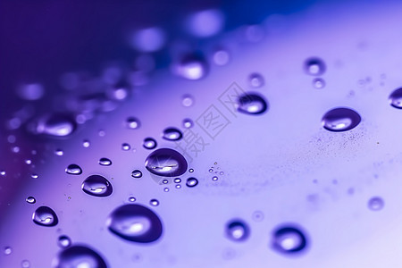 透明水滴紫色背景图片