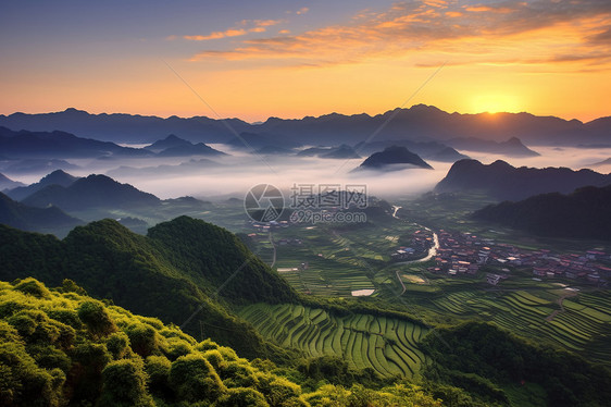 山中梯田的自然景图片