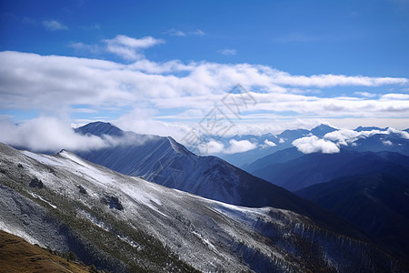 夹金山山峰峡谷图片