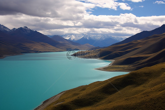 蓝色湖泊的风景图片