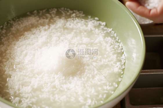 等待熟的大米饭图片