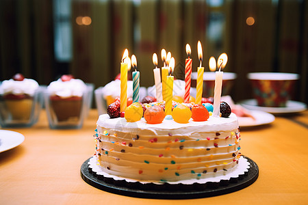 生日蛋糕上插着蜡烛图片